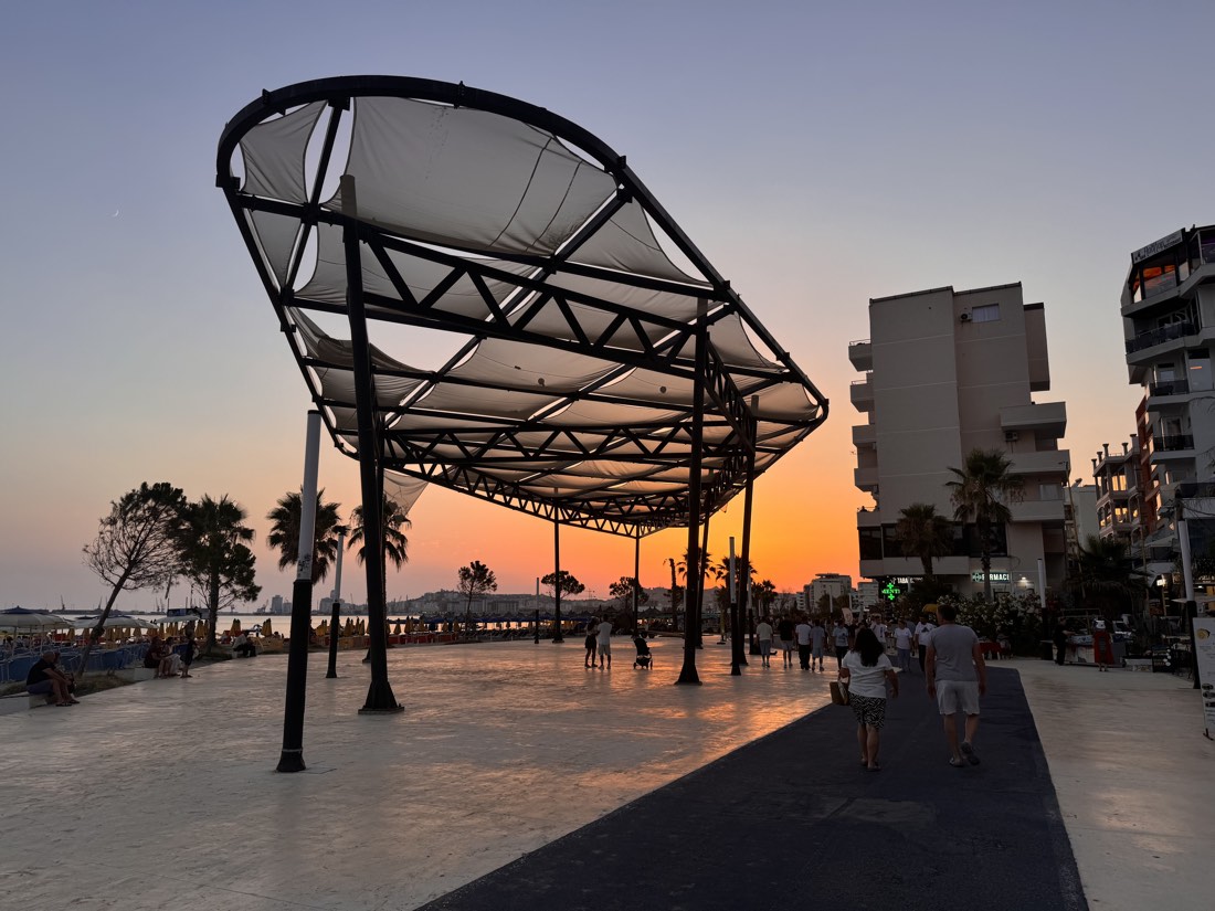 Promenáda v Durrësu při západu slunce